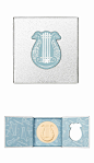 #JK资讯#  
LADUREE 2017秋季彩妆系列

以“Boudoir（贵妇的内室）”为主题，采用法国传统色蓝色为包装主色调，腮红、口红、粉饼等优雅美丽的新品，即使作为房屋装饰也很相称。

- Cream Cheek Base，全3種 4200円＋税
半球形的腮红，分别从红宝石·紫水晶·托帕石3款宝石获取发想的双色大理石纹。上脸顺滑不黏腻，引出自然血色感。
共3色：112 ruby red / 113 amethyst pink / 114 topaz orange

- Pressed Cheek