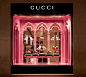 GUCCI全新展示橱窗亮相米兰 灵感源自早春时装秀_陈列设计资讯_中国服装网