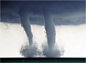 013年9月12日，在美国威斯康星州基诺沙附近的密歇根湖，两个水上龙卷风同时出现，形成“双龙吸水”的罕见景象。 
    “龙吸水”是一种偶尔出现在温暖水面上空的龙卷风，将海洋或湖泊中的水卷入空中，形成高高的水柱，一边旋转，一边移动。