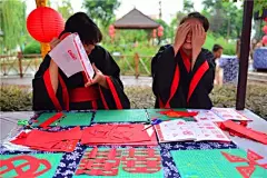宜宾这个地方，买东西竟然只收铜钱，这是要宜宾人穿越当古人？！ : 宜宾人期盼的中秋节来啦，咋个耍呢，来这个地方撒，好吃好喝又好玩儿~发现没有，我们天生就自带古韵哈，仅仅是换身衣服，一秒就穿越了~小妹妹可爱啊，好似嫦娥姐姐的小白兔~港腾·邻里城，提供服装，让大家尽情穿越，...
