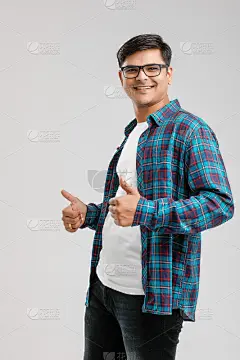 年轻的印度男子鼓起了勇气