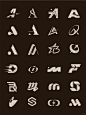 字母➕创意=logo
一组英文字母主题的logo设计。
单个英文字母的Logo是一个既具挑战性又充满创意的过程，因为它需要在极有限的元素内传达出品牌的核心理念、个性和识别度。
■风格选择：字母设计可以是现代的、复古的、优雅的、力量的等，取决于品牌的调性。
■形状变化：通过调整字母的形状、比例、角度或曲线来创造独特的视觉效果。例如，可以将字母设计成抽象的图形，或者与品牌相关的图案结合。
■设计技巧:使用纹理、渐变、阴影或光效等设计元素来增强字母的立体感和质感。
