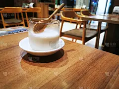 日本甜牛奶豆浆豆腐果冻在玻璃餐厅