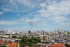 全景鸟瞰大城市、城镇和蓝天