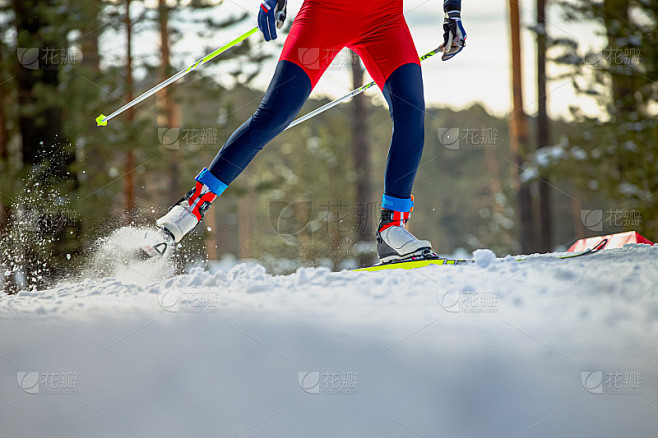 男滑雪运动员在越野滑雪时上坡