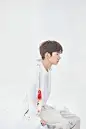王源#王源全新EP肆百击#自作词歌曲《花瓣》MV用极简风格的装置艺术呈现最纯粹的自我空间，一切看得见的与看不见的，都在经历束缚，牵引，炸裂，纠缠。以平静的力量去感受瞬息万变的世界，是沉淀，也像是秘密。@TFBOYS-王源