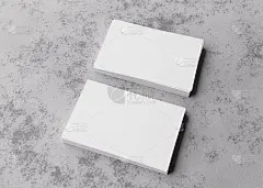 粗糙的混凝土表面上的空白白色名片。品牌标识的模型。两叠牌，显示牌的两面。图形设计师的模板。费用空间，