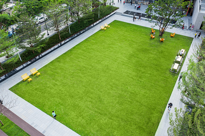 国际山公园及其周边街景-绿色社区枢纽 /...