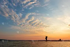 戏剧性色彩的橙色到蓝色日落或日出天空景观与湖泊或河岸和树的剪影。自然美丽的云景黎明壁纸。涟漪水倒影黄