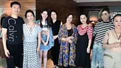 【刘亦菲】翻出一组刘亦菲曾经的照片，记得多年前，那时还是武汉歌舞剧院国家一级演员刘晓莉（刘亦菲妈妈）曾参加了湖北省扶贫工作组赴恩施咸丰县慰问演出活动。刘晓莉还参与歌舞晚会，中间需要有节目穿插，好换服装，当时只有6岁的刘亦菲一点也不怯场的在舞台上表演了一段舞蹈《点秋香》，大家可想而知，当时现场有多么的轰动……