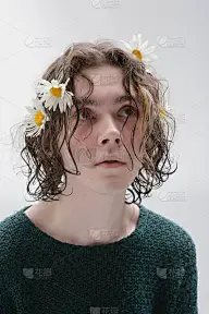 有洋甘菊的年轻人