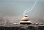 禅宗式的石头与烟在中性的背景