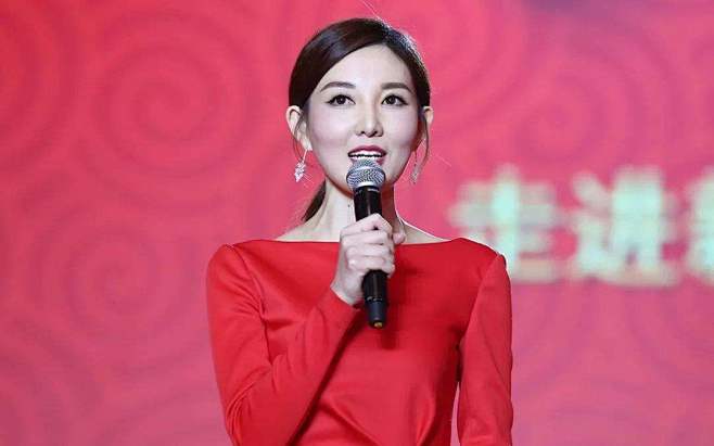 女主持人