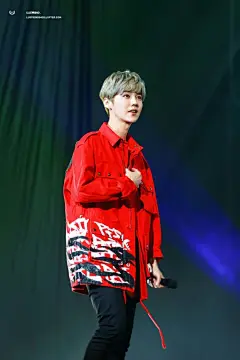 #鹿晗# 今天我生日，分享一组红色鹿，喜欢的拿去做壁纸吧 ​​​​