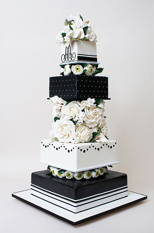 鲜花点缀，婚礼蛋糕的迷人风情