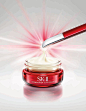 ::.UrCosme.::[新品] SK-II「肌源新生賦活眼霜」領先業界推出「青春磁力棒」，精確導入眼周關鍵3點 | SK-II 美妝新聞 | 2014年12月15日 : SK-II 美妝新聞, SK-II全球首創「微磁導入科技」，領先業界推出「青春磁力棒」
專為「肌源新生賦活眼霜」量身訂製，關鍵成分3倍加速滲透
精確導入眼周關鍵3點 再現年輕活力

弱的眼周肌膚，往往是初老的第一徵兆，抗老權威SK-II再度領先業界，推出獨一無二的高科技保養鉅作「SK-II青春磁力棒」，專為「肌源新...