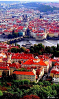 布拉格是第一个整座城市被指定为世界文化遗产的城市，建筑给人整体上的观感是变化丰富，色彩绚丽夺目。 ​​​​