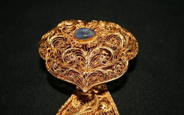 花丝镶嵌 是汉族传统手工技艺之一，即将金...