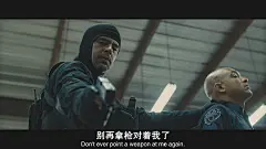 用亮色天花板垫出暗色服装的杀手，手枪的部分有特意突出