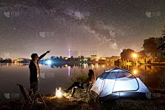 在夜空下，男男女女正在岸上休息