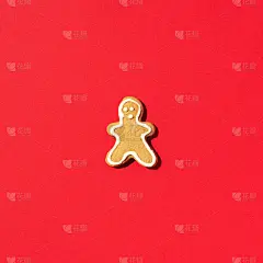 红色背景上的姜饼人。前视图。最小的创意名片。圣诞节和新年的概念