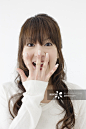 young woman with hand on mouth_创意图片
