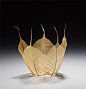 来自 Kay Sekimachi 的系列作品，叶碗（Leaf Bowls）。Sekimachi收集枯叶，然后经过特殊处理使叶子的脉络裸露，再进行折叠造型后用水彩、褚、纸及喷漆等工艺将其塑造成碗状的雕塑品，通过这些美丽的作品，弥漫出秋天，大自然的气息。@北坤人素材