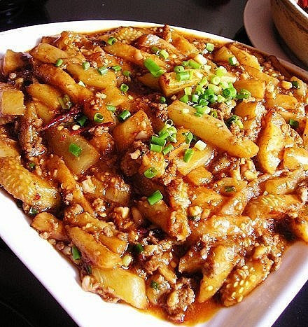 【DIY鱼香茄子】做法：1.茄子去皮切块...