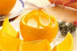 柳橙果皮冻
材料准备：
1.柳橙皮1个、水570克
2.柳橙3个、柳橙汁6大匙、砂糖3大匙、珍珠粉1.5大匙。
制作方法：
1.将柳橙洗净对剖，用小刀和汤匙将果肉挖出，留下完整的空壳(不要刮到白色部分，否则会有苦涩味)。
2.橙皮与水煮至溢至香味，滤掉橙皮。
3.珍珠粉与糖混和均匀，加入煮开的橙水中煮溶，关火，加柳橙汁搅拌均匀，使温度降至50-60℃。
4.将作法3的成品注入果壳中，待凝固即可。
小秘诀：
1.柳橙要选果皮完整且漂亮的。
2.作法3的成品须降温且呈稠状，方可倒入果壳中，否则，果皮会吸收冻汁