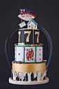 来自芬兰的设计师Tamara有着让人惊叹的创意，她所制作的蛋糕自带logo，个人特色极其明显，尤其擅长哥特式风格。十月的#甜品台综合课程主蛋糕#部分大家完成了Tamara的九款作品，感谢这位天才艺术家的美妙设计。更多Tamara作品欣赏请登陆网站：Osweetlakecakestest O网页链接
