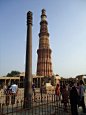 古老的德里铁柱高7米，重6.5吨，据说为纪念旃陀罗·笈多二世而建，历经上千年风吹雨打，却没任何生锈的痕迹，其抗腐性引起了世人的关注与惊叹。
