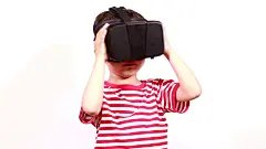 孩子们玩虚拟现实模拟器