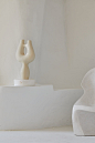 YinjiSpace - American Artists x Simone Bodmer Turner : Simone以环形、夸张的壶和花瓶而闻名，作品的形状隐约让人想起传统的中美洲玻璃瓶。