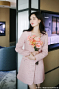 粉红色的粗花呢柔软地注入了珍珠元素营造奢华氛围感的外套