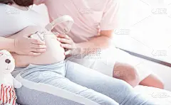 亚洲孕妇大肚子。母亲节和国际妇女节。妈妈放松和丈夫在家里
