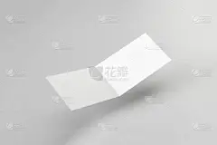 空白贺卡与两个翅膀隔离在柔软的灰色背景。折叠名片. 3d 渲染.