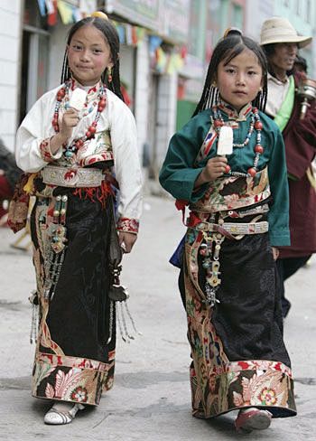 Tibetan sisters in t...