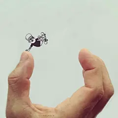 【早安の插画】Alex Solis 创意插画系列，将自己的双手融入到插画里，用简单的线条辅以具体实物，完成一幅具有故事性的作品。加上他的顽童本性，让作品达到真正的“完成”。#插画狂想#  ​​​​