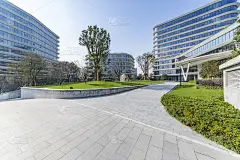 全景天际线和现代商业办公建筑与空的道路，空的混凝土广场地板