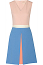Roksanda - 拼色绉纱连衣裙 : 水粉色、矢车菊蓝色和荧光珊瑚色绉纱
 背面配有隐形钩扣和半开式隐形拉链
 100% 羊毛；内衬材质：100% 真丝
 干洗