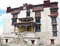 【朗色林庄园】又名“囊色林”，意为“财神之地”。它位于距西藏拉萨城郊泽当镇25公里的南部山谷中，与西藏第一座寺庙桑耶寺遥遥相望，它精致、典雅、宏大、雄伟，是西藏现存的最古老、最高耸的高层庄园建筑之一。从古到今，每座庄园都有它的一种文化和制度，而在庄园里的秘密也可能藏过好几个世纪。西 ​​​​...展开全文c