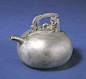 银提梁壶，
通高10.2cm，口径3.2cm 
故宫博物院收藏此类银壶仅两件，
其造型小巧玲珑，螭 。