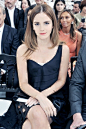 #who wears what# Emma Watson穿Dior高级定制连身裙亮相2014秋冬巴黎高级定制时装周。屈臣氏小姐绕了一大圈又绕回来了，在变成熟、变性感、变锐利、变女神之后，她又变回了小公主。伶俐的美人儿配上别致的裙子，一切都那么招人喜欢，特别是在旁边那位非洲中年女星的帮衬下，越发显得乖巧迷人。