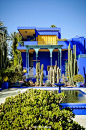 #库库看世界# 【Jardin Majorelle 花园】是摩洛哥著名的花园。是法国画家Jacques Majorelle（1886-1962）花了四十年的时间建造出的。花园中丰富的沙生植物和蓝色建筑相映成趣，想不想去看看呢？要不我们来自己种一个！花园的官网：O网页链接 ​​​​