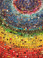 设计现场：【汽车彩虹】 英国艺术家David T. Waller 用2500个玩具车做成了这道别致的彩虹。他的个人网站：http://t.cn/zO7Bcl3 ！