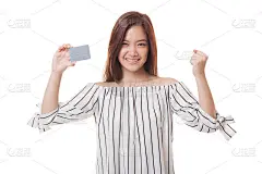 年轻的亚洲妇女拳头泵与空白卡。