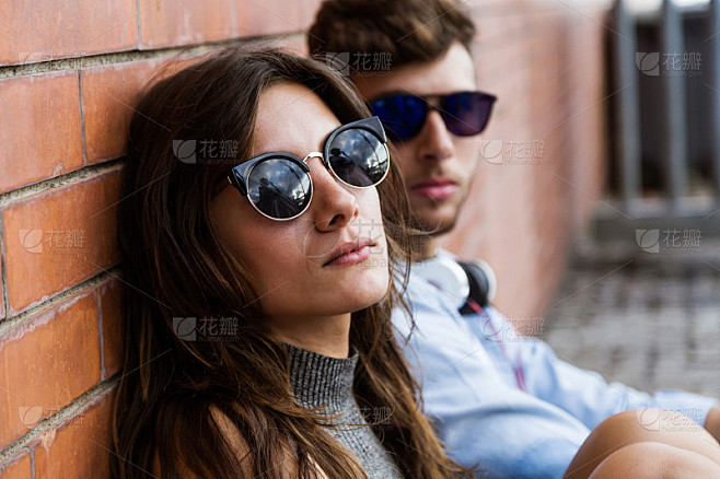 一对时尚的年轻夫妇在街上摆姿势。