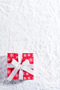 礼物,盒子,传统文化,包装纸,圣诞礼物_gic7339609_Wrapped Christmas Presents On Snow_创意图片_Getty Images China