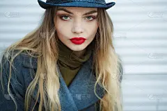 户外时尚写真，年轻美丽的时尚女性佩戴时尚配饰。老帽子，看着相机。女性时尚美与广告理念。关闭了。为文本
