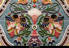 带有手绘传统图案的陶瓷。 葡萄牙里斯本老房子正面的传统瓷砖 azulejos 细节